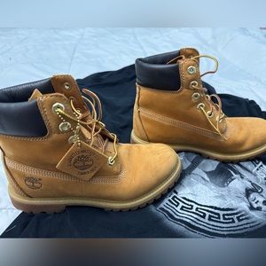 Women’s size 7 6” Timberland boots- Nubuck